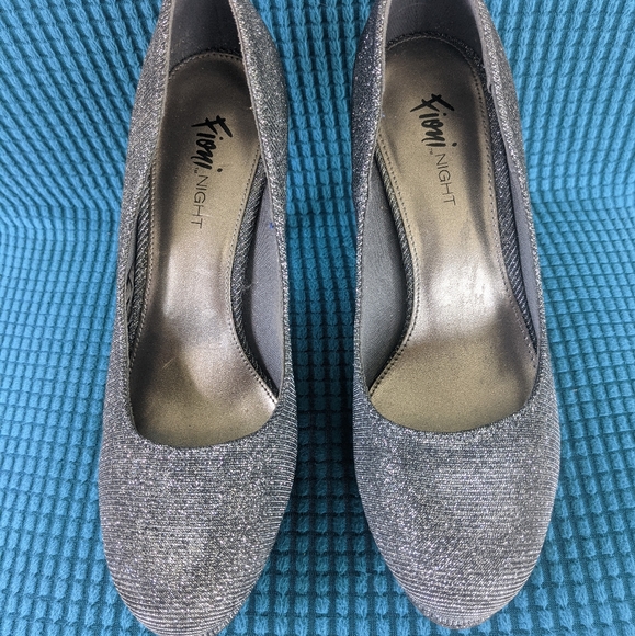 Pair of Size 7 1/2 Gray/Silver Fioni Night shoes - Picture 2 of 10